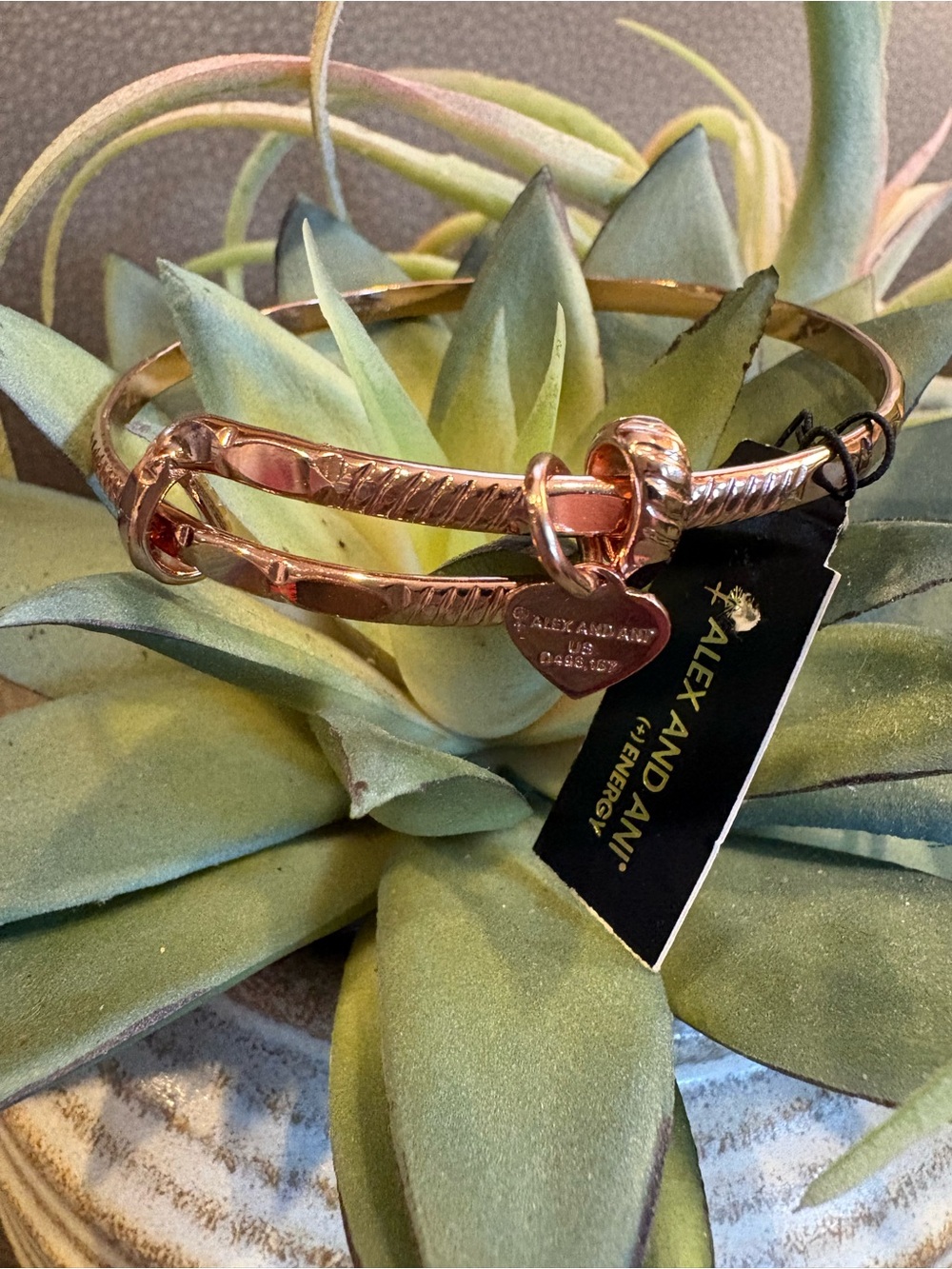 New w/Tag Beautiful Shiny Rose Gold Bangle Bracelet w/Heart